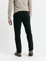 Pantalón de corte clásico confeccionado en algodón sarga con elastano. Presenta bolsillos delanteros inclinados y bolsillos traseros de ribete.
