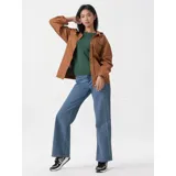 Campera tipo sobrecamisa de jean en color naranja, con corte oversize, cuello italiano, cierre frontal con botones metálicos y ruedo deshilachado. Cuenta con bolsillos frontales con solapa y mangas largas.