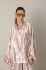 Camisa italiana de satén de seda estampada en blanco y celeste. Tiene mangas murciélago y cuello clásico.