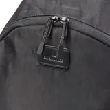 Mochila negra de tela con doble cierre superior, asa de mano y tirantes acolchados ajustables. Tiene un bolsillo frontal con solapa y un compartimento interno para notebook pequeña.