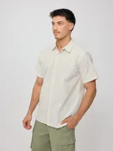 Camisa de manga corta con diseño a rayas verticales finas, cuello clásico y cierre frontal con botones.