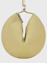 Cartera tipo clutch de la línea Le Roseau de Longchamp, con diseño de media luna, confeccionada en cuero con textura granulada. Cuenta con una correa de hombro fija y cierre superior con detalle metálico distintivo de la marca.