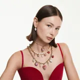 Caravanas Swarovski de la colección Idyllia con diseño de medallón en forma de corazón. Presentan un acabado en tono oro, con un lado pavimentado en circonitas blancas y el otro lado con un cristal central en forma de corazón.