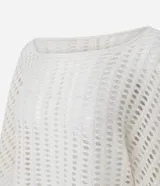 Salida de playa blusa blanca de punto calado, con diseño cropped, cuello bote y mangas largas amplias.