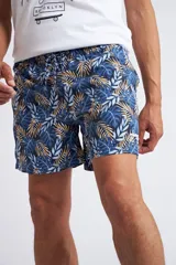 Short de baño con cintura elástica y cordón ajustable, confeccionado en tela ligera de secado rápido. Presenta un estampado botánico integral en tonos amarillos, blancos y azules, con dos bolsillos delanteros y uno posterior.