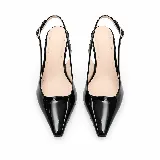 Zapato slingback negro de charol con punta fina, taco fino y tira trasera ajustable con hebilla metálica.