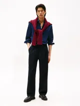 Camisa azul marino de manga larga, con cuello clásico abotonado y logo de la marca bordado en el pecho.