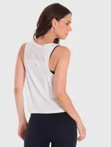 Musculosa de training color blanco, con diseño sin mangas, cuello redondo y panel de malla en la espalda para mayor ventilación.