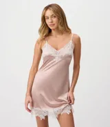 Camisón de microfibra de Lov, color rosado con detalles de encaje blanco en el escote en V y en el ruedo. Cuenta con tirantes finos ajustables.