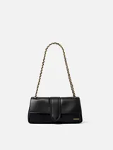 Cartera de cuero de cordero negro con silueta rectangular, solapa frontal y cierre magnético con lengüeta. Incluye correa de hombro tipo cadena entrelazada con cuero en tonos dorado y plateado, y logo metálico dorado en la esquina.