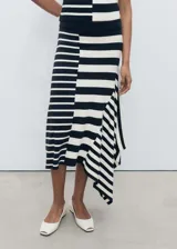 Falda midi de punto fino con diseño asimétrico y evasé. Presenta un estampado de rayas horizontales en combinación de colores blanco y negro, con cintura elástica de tiro medio.