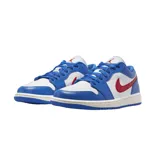 Championes Nike Air Jordan 1 Low con diseño de paneles en cuero blanco y azul, destacando el swoosh lateral en color rojo. Presenta el logo Jordan Wings bordado en el talón y suela de goma en color azul.