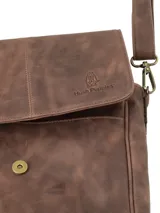 Morral Hush Puppies modelo Cross Alex II de cuero marrón, con solapa frontal, cierre magnético y correa ajustable para el hombro.