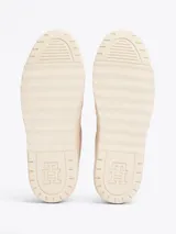 Zapatillas Tommy Hilfiger color crema y rosa pálido, con detalles dorados en el talón y logo de la marca en el lateral.