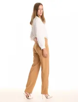 Pantalon sastrero de corte recto confeccionado en crepe, con diseño pull-on y apliques metálicos dorados en los laterales de la cintura. Presenta bolsillos laterales simulados y pinzas de entalle en la parte posterior.