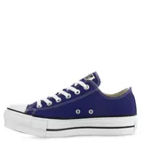 Championes de lona Converse con plataforma, color azul marino, con puntera y suela de goma blanca, cordones blancos y ojales metálicos.