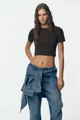 Camiseta cropped color amarillo, de corte slim fit, cuello redondo y manga corta.