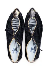 Zapatos tipo blucher de terciopelo de seda con diseño rayado en negro y oro. Presentan una abertura central ajustable con cordones, ribetes en contraste y detalles en piel con acabado de pitón multicolor en la puntera y el talón. Cuentan con suela de cuero e interior forrado en piel.