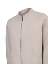 Chaqueta tipo bomber RKF modelo Velin, color beige, con cierre frontal completo, cuello, puños y dobladillo en rib elástico.