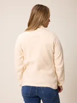 Buzo de polar con cuello alto y medio cierre frontal. Presenta un diseño de manga larga con puños elásticos y logo bordado en el pecho.