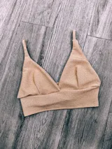 Top triángulo de breteles finos, confeccionado en tejido de punto elástico. Disponible en varios colores: rojo, negro, mostaza, beige, verde, ladrillo, fucsia, azul y blanco.