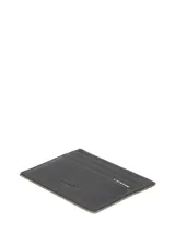 Tarjetero de gamuza gris claro con detalles decorativos de rombos en cuero marrón oscuro en la parte frontal y diseño plano con ranuras para tarjetas.