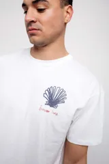 Remera blanca de algodón con estampado de una concha de mar azul y la frase 'Summer time' en rojo.