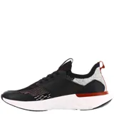 Championes urbanos N+ modelo Aro, con capellada de tejido técnico en color negro con detalles en rojo y blanco. Presenta refuerzos laterales en PVC, suela de goma blanca con detalle en rojo y tirador en el talón.
