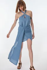 Minifalda fucsia con drapeado lateral y lazo. Asimétrica, confeccionada en lino italiano.