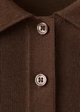 Chaleco de punto fino color marrón, de diseño recto, con cuello polo, mangas cortas y cierre delantero de botones.