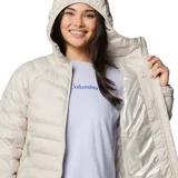 Campera acolchada con capucha, color beige, con cierre frontal, bolsillos laterales con cremallera y tecnología termorreflectante.