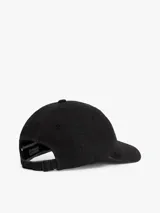 Gorra de béisbol clásica, confeccionada en sarga de algodón, color negro, con visera curva y logo bordado en hilo blanco en la parte delantera.