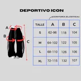 Pantalón deportivo negro de calce extra amplio (wide leg) con cintura elástica blanca y cordón ajustable blanco. Presenta tres tiras verticales blancas a lo largo de las costuras laterales.