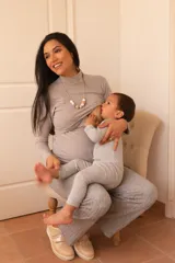 Polera de algodón elastizado con cuello alto y apertura horizontal diseñada para lactancia. De manga larga y corte ajustado, ideal para uso versátil.