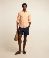 Bermuda de secado rápido color azul marino, con cintura elástica, cordón de ajuste y bolsillos laterales y traseros, ideal para uso casual o de playa.