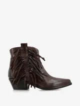 Botín de cuero italiano con flecos laterales, diseño de estilo western con puntera estilizada y taco cuadrado.