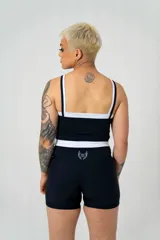 Calza corta deportiva negra con cintura alta y logo al tono en la parte trasera de la cintura.