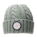 Gorro tipo beanie de punto trenzado en color verde grisáceo, con vuelta y parche circular frontal con diseño gráfico y texto.