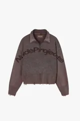 Su&eacute;ter de punto Nude Project, modelo Beast Quarter, color marr&oacute;n con efecto lavado y detalles desgastados en los pu&ntilde;os y la cintura. Cuenta con dise&ntilde;o half-zip, cuello polo y el logo de la marca estampado en el frente y las mangas.