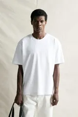 Camiseta de manga corta gris oscuro melange, con corte regular fit y cuello redondo de tejido acanalado.