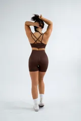 Short deportivo blanco de tiro alto y calce ajustado.