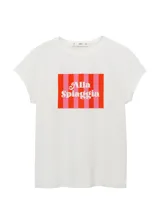 Camiseta blanca de manga corta y cuello redondo, con estampa frontal rectangular en tonos rosados con rayas verticales y la inscripción "Alla Spiaggia".