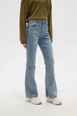 Pantalon jean de corte oxford, color negro, con tiro medio y ruedo desflecado.
