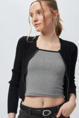 Top ajustado al cuerpo con estampado a cuadros blancos y negros, breteles finos y ribete negro en escote y sisas.