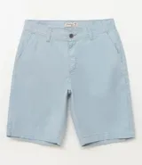 Bermuda de sarga color blanco, de corte recto y diseño básico con bolsillos laterales y traseros.