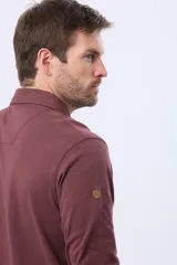 Remera polo de manga larga confeccionada en tejido piqué de algodón. Presenta cuello clásico, cierre frontal con botones y logo bordado en el pecho.