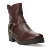 Botas de caña media color marrón, confeccionadas en cuero con textura granulada. Presentan una puntera redonda, taco cuadrado y una tira decorativa con hebilla metálica y remaches en el lateral. Cuentan con suela de goma con relieve antideslizante.