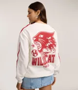 Buzo de tejido de punto color blanco hueso, con cuello redondo y mangas largas. Presenta un estampado frontal en rojo con el texto "East High School EST. 2006", el logo de los Wildcats y la inscripción "GO WILDCATS". Las mangas tienen una franja lateral roja.
