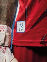 Camiseta de fútbol Umbro de arquero del Club Nacional de Football, modelo Oficial 2025. Diseño con patrón gráfico en tonos azules y detalles en rojo en cuello y mangas. Incluye logo de Umbro, escudo del club y sponsor Antel en el frente.