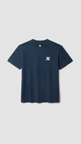 Camiseta azul marino de algodón orgánico con cuello redondo y manga corta. Estampado pequeño con el logo de la marca en el pecho.